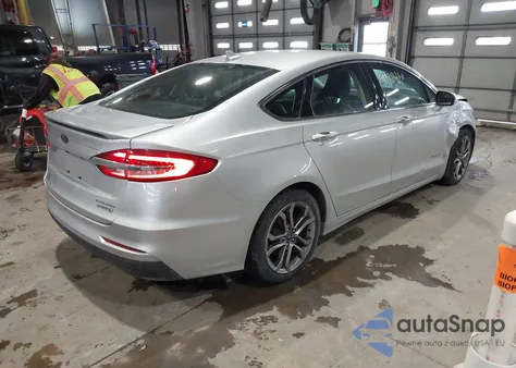 2019 Ford Fusion Hybrid Titanium z USA, uszkodzony, nr VIN 3FA6P0RU9KR257467